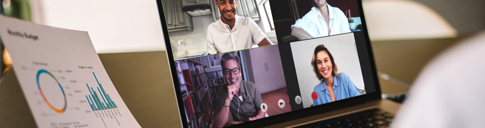 Una mujer participa en una reunión de negocios virtuales